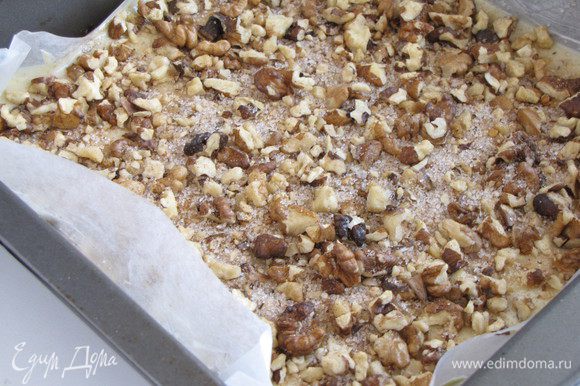 Равномерно посыпать половиной ореховой смеси с корицей и сахаром.