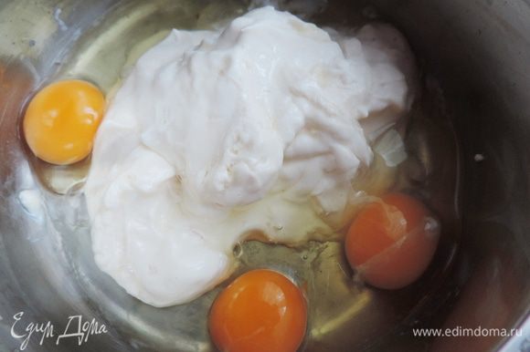 Сметану смешиваем с яйцами, солью и ванилином и взбиваем венчиком до однородности.