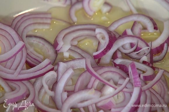 Разогреть в сковороде сливочное масло и 1–2 ст. ложки оливкового масла и обжарить лук.