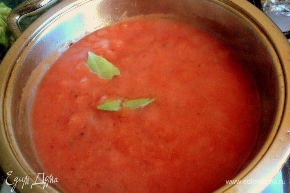 На той же сковородке, в которой жарились голубцы, пассировать муку до золотистого цвета. Затем добавить томатный сок, немного воды, сахар, соль и специи по вкусу.