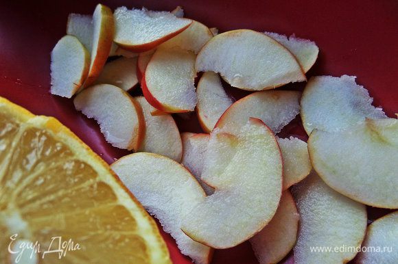 Яблоко прямо с кожурой нарезать дольками самыми тонкими и сбрызнуть лимонным соком.