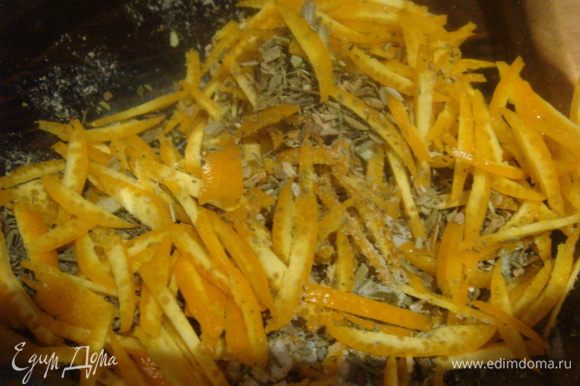 Цедру с 1 апельсина тонко порезать добавить тимьян, орегано, чеснок мелко порезать.