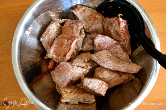 Готовое мясо выложить в миску с беконом.