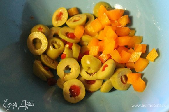 Оливки нарезать кружочками, помидор и перец кубиками (оливки у меня были фаршированные перцем).