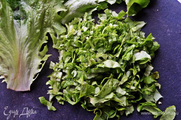 Немного зелёного салата покрошить.