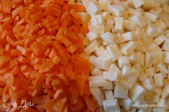 Морковь и корень сельдерея (в равных количествах, моркови можно немного меньше) почистить, порезать мелким кубиком. Морковь я режу чуть мельче, чтобы проварилось все равномерно.