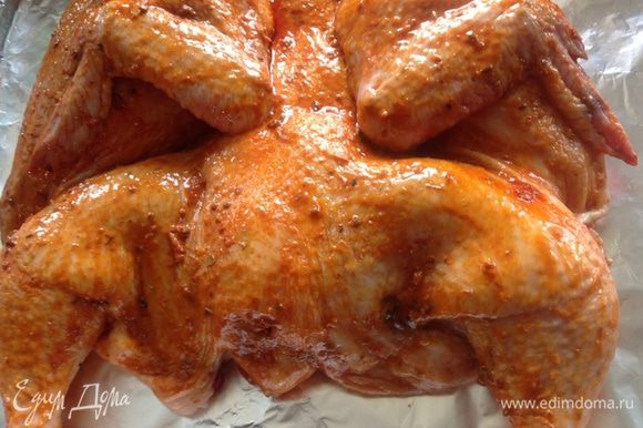 Хорошенько обмазать цыпленка этой смесью и отправить в разогретую духовку на 180 градусов. Запекать где-то около часа (зависит и от вашей духовки и от размера вашего цыпленка) Корочка получилась вкусная, и цыпленок нестандартный :-) Приятного аппетита :-)