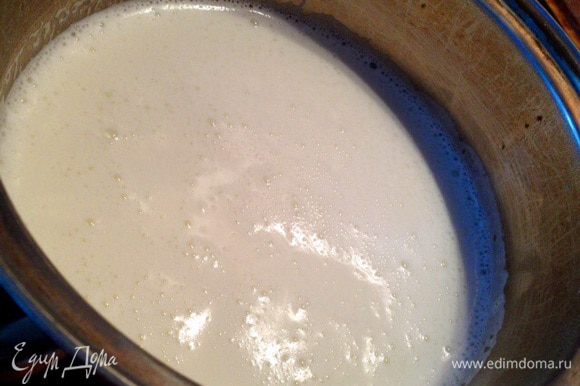 Перелить молоко в большую кастрюлю и довести до кипения.