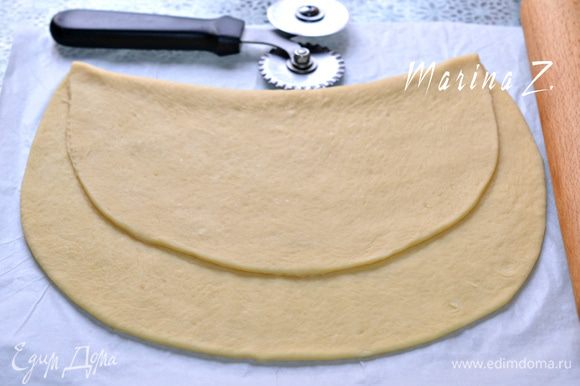 Определиться с формой пирога, слегка наметив границы, чтобы удобно было класть начинку.