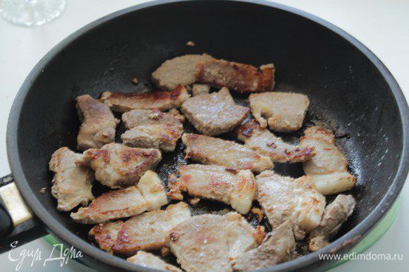 Духовку разогреть до 170С. В сковороде (жаровне), которую можно поставить в духовку, обжарьте нарезанное на кусочки мясо до золотистой корочки.