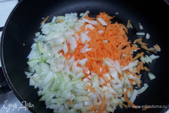 Чтобы сэкономить время, лук с морковкой обжариваем отдельно с 2-мя ст.ложками масла.