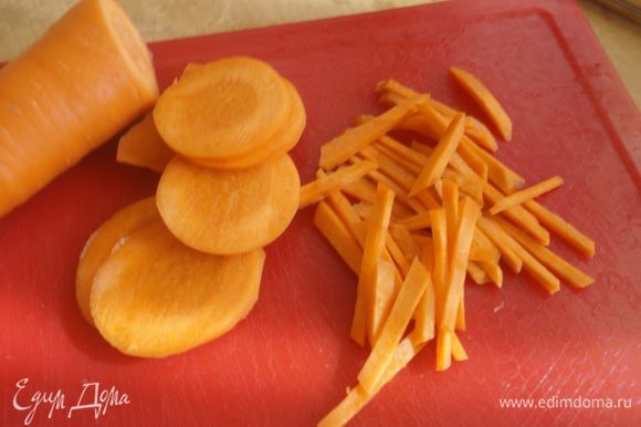 Пока свекла маринуется, режем сырую морковь тоненькой соломкой.