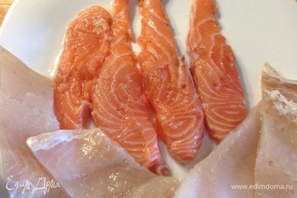 Подготавливаем рыбное филе: разрезаем на слайсы и аккуратно отбиваем через пищевую плёнку, стараясь не сильно деформировать кусочки. Солим, перчим по вкусу, добавляем приправы.