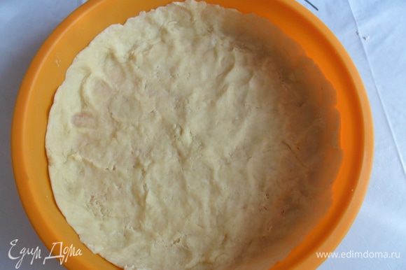 Выложить тесто в форму, сделать бортик, распределяя руками, чтобы была одинаковая толщина и отправить в холодильник (форма диаметр 20 см).