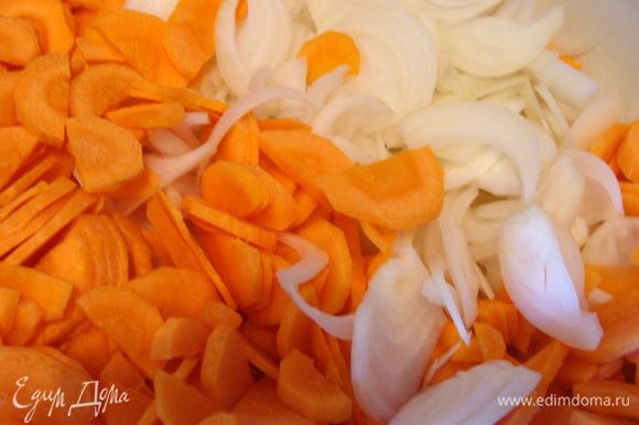 Морковь и лук порезать тонко полукольцами.