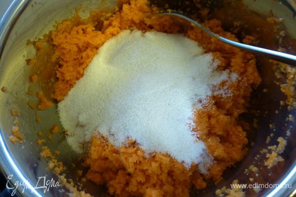 В готовую горячую морковь добавляем 0.5 стакана манки, перемешиваем и оставляем остужаться. Остальные 0.5 стакана манки пойдут на обвалку.