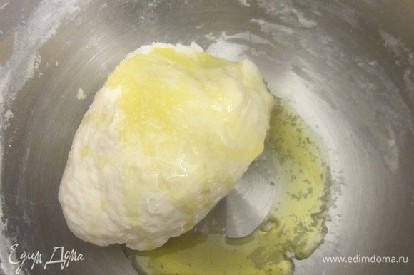 После добавить соль и оливковое масло, замесить тесто.