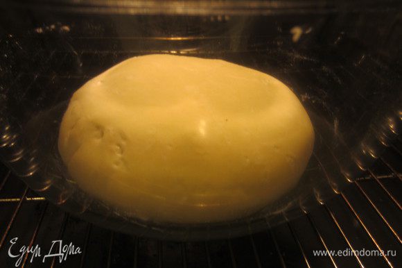 Оставить тесто в выключенной духовке (режим "свет") на 2 часа.