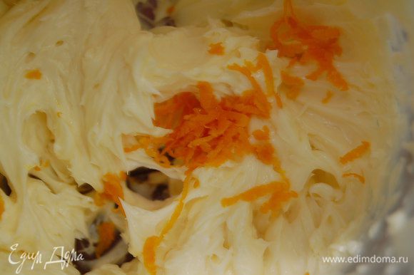 Приготовим крем: взбить размягченное сливочное масло, понемногу добавить сгущенку и цедру апельсина. Еще раз взбить.