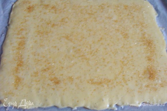 Поставить в разогретую до 180* духовку. Когда сыр растает, вынуть противень, посыпать сыр сахарным песком. Песка должно быть совсем немного, только чтобы слегка был оттенок карамели.