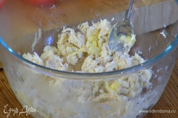Добавить 2 ст. ложки картофельного пюре, посолить, поперчить и измельчить погружным блендером.