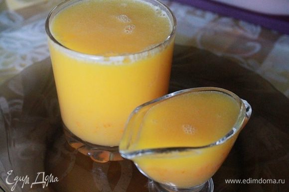 Добавить апельсиновый сок и нагревать, постоянно помешивая, еще 10 минут. Остудить и подавать к оладушкам.