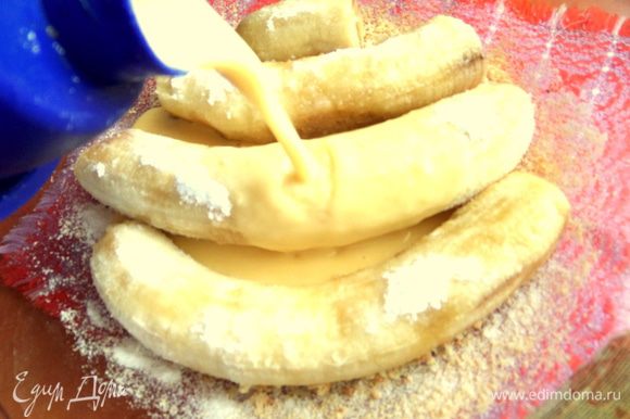 Вылить омлет на бананы. Сверху немного крошки.