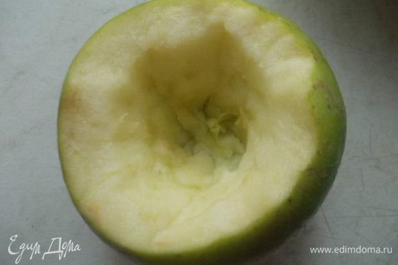 С яблока срезать верхушку и удалить аккуратно сердцевину с семечками.