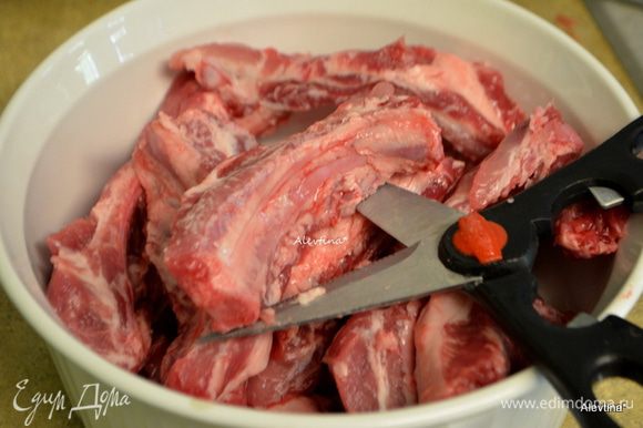 Свиные ребрышки порезать кухонными ножницами на отдельные ребрышки.