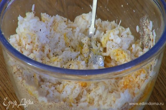 В отваренный рис добавить яйцо, желтки, большую часть натертого сыра, измельченный миндаль, посолить, поперчить и все перемешать.