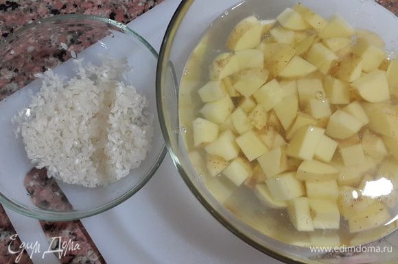 Картофель моем щеткой и, не снимая кожуры режем, небольшими кубиками. Промываем буквально горсть риса.