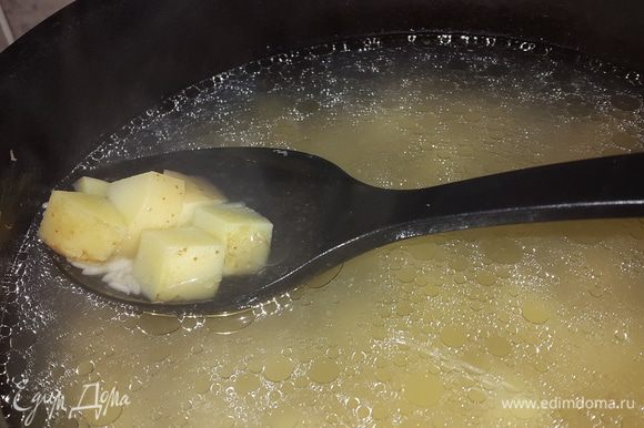 Когда курица сварится, вынимаем её на тарелку и даем остыть. В бульон отправляем картофель и рис, варим, периодически помешивая, до готовности картофеля.