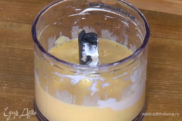 Яйца в чаше блендера соединить со сливочным сыром и взбить.