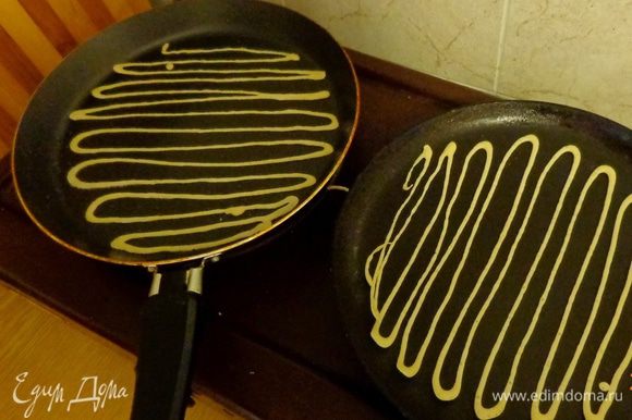 Раскалить сковороду (при сноровке - две сковороды), смазать немного растительным маслом и выдавливать на них тесто, рисуя тонкие линии. Тесто печется очень быстро, старайтесь, чтобы оно не потемнело. Готовность видна сразу: по краям тесто начинает изгибаться.
