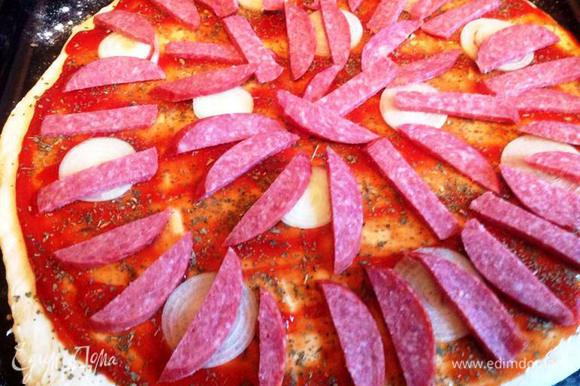 Поверх кетчупа - кольцами сладкий салатный лук, поверх лука - порезанная салями.