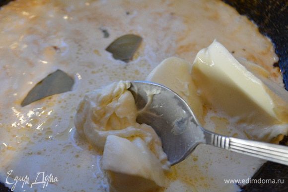 В сковороду, в которой жарились котлеты, вылить 100 г сливок ,добавить плавленный сыр и лавровый лист с мускатным орехом. Поставить на медленный огонь и помешивать до растворения сыра.