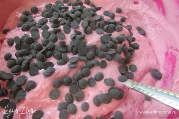 На последнем перемешивании в малиновое мороженое добавить шоколадные капли.