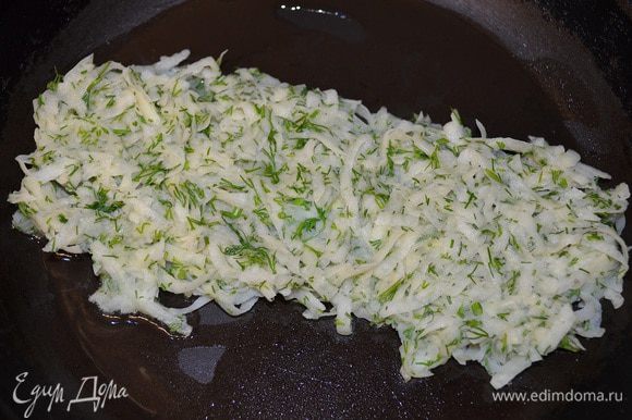 Выложить картофель прямоугольником на хорошо разогретую с маслом сковороду. Обжарить с двух сторон до готовности. Выложить на салфетку для остывания и полного удаления жира.