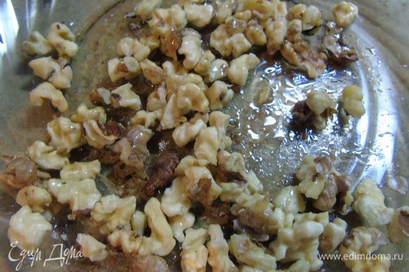 Орехи обжарить на сухой сковороде и добавить к ним мед.