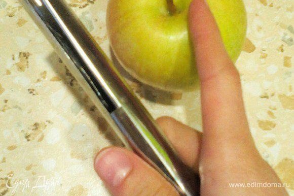 Отрезаем верхушки с сердцевинками специальным ножом или обычным. Можно прорезать насквозь! Тогда в форме образуется мармеладный слой (яблочный пектин+вода).
