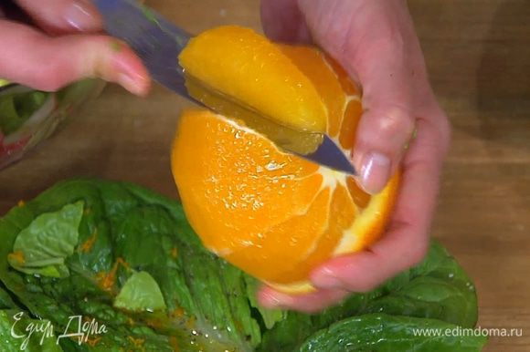 Цедру апельсина натереть на мелкой терке, мякоть вырезать, сохранив выделившийся при этом сок.