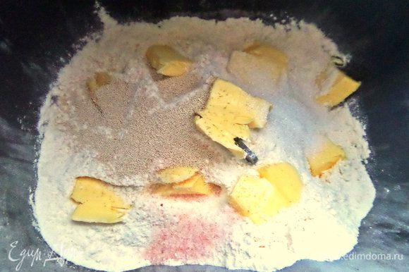 Замешиваем тесто руками или при помощи хлебопечки. Молоко берём тёплое. Масло в тесто нужно мягкое или даже растопленное,а сверху на пласт-замороженное. Поэтому,когда тесто подходит,отмерьте нужный кусочек и положите в морозилку. Картофель отвариваем заранее или ставим вариться прямо сейчас.