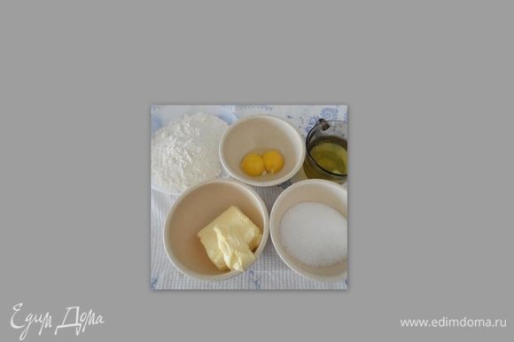 для бисквита 100 гр масло сливочное, 80 гр сахар, 100гр муки, 2-3 яйца, отделить белки от желтков.