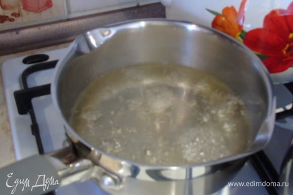 В сотейник влить воду, растительное масло, всыпать сахар и по щепотки соли и ванильного сахара. Довести до кипения. Остудить до теплого состояния.