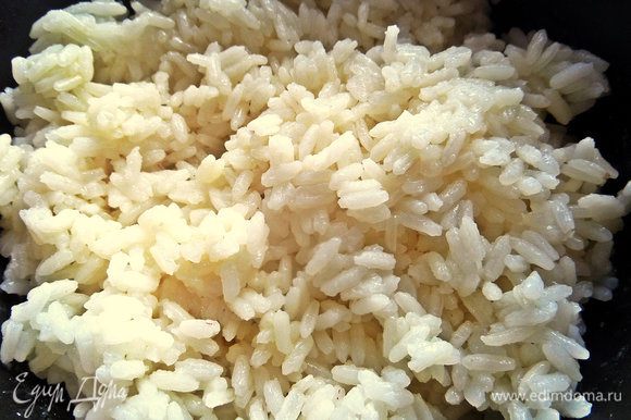 Рис заранее отвариваем, хватит одного варочного пакетика.