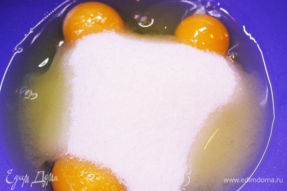 Яйца с сахаром немного взбить венчиком. Добавить муку с разрыхлителем, ванильный сахар и шпинатную массу.
