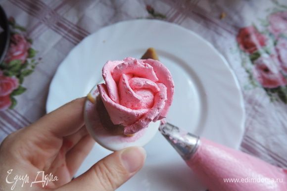 Жизнь в розовом цвете: торт с розами из крема