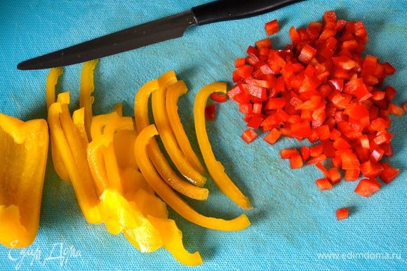 Тем временем подготовить овощи. Самый трудоемкий процесс в этом рецепте -это нарезать все овощи мелкими кубиками. Красный и желтый болгарский перец вымыть, разрезать пополам, очистить от семян. По одной половинки от каждого перца нарезать на тонкие брусочки, а затем мелкими кубиками...