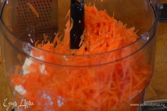 Морковь почистить и натереть на мелкой терке.