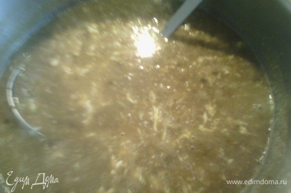 Перед подачей, отделите нужное количество супа в другую кастрюлю, доведите до кипения, взбить яйцо и тонкой стойкой влить в суп. Разлить по тарелкам и полить соком свежего лимона (по желанию).